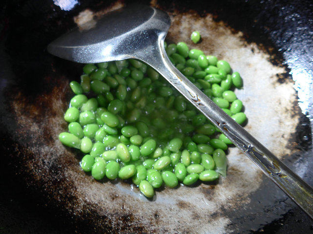 雪菜茭白炒毛豆步骤5