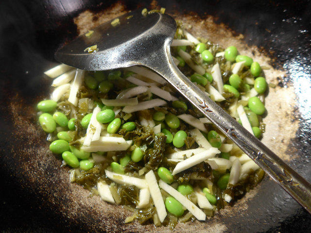 雪菜茭白炒毛豆步骤7