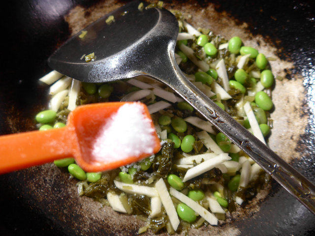 雪菜茭白炒毛豆步骤9