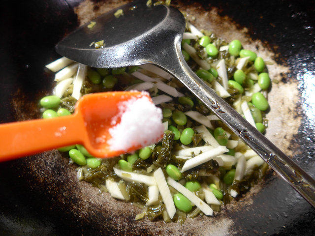 雪菜茭白炒毛豆步骤8