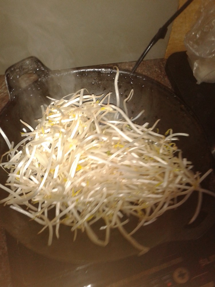 蒜苗炒豆芽步骤2
