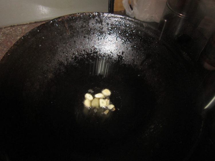 蒜苗炒豆芽步骤1
