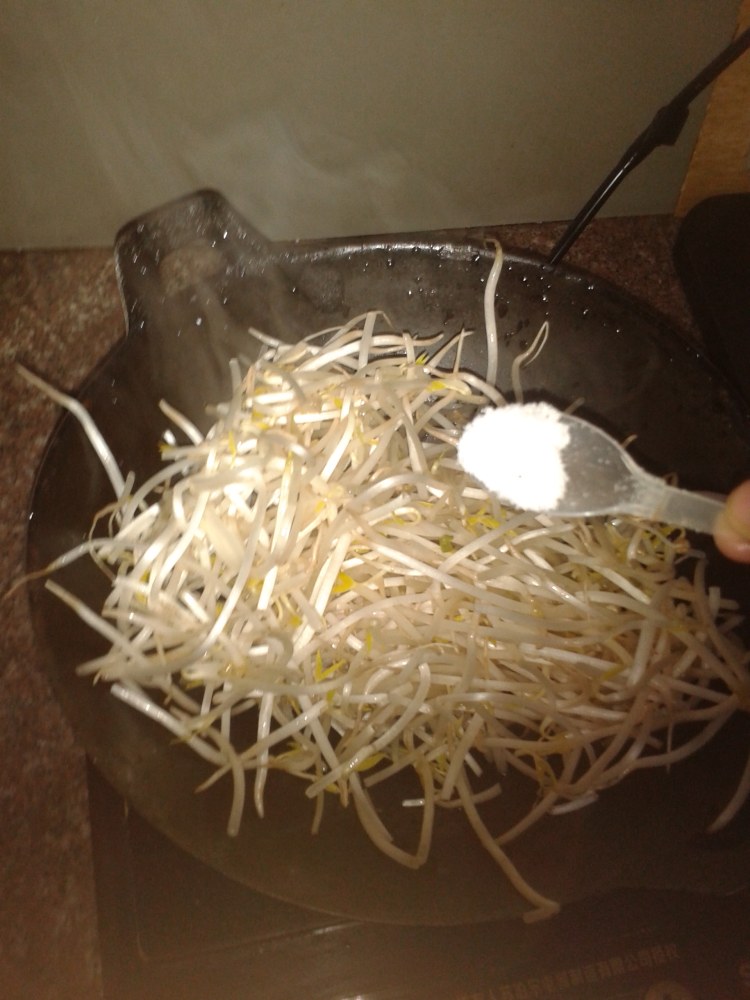 蒜苗炒豆芽步骤3