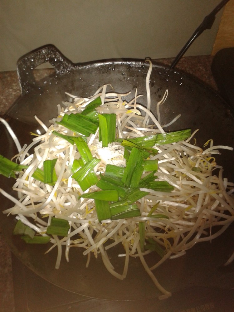 蒜苗炒豆芽步骤4