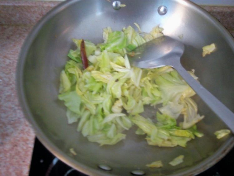 清炒卷心菜步骤4
