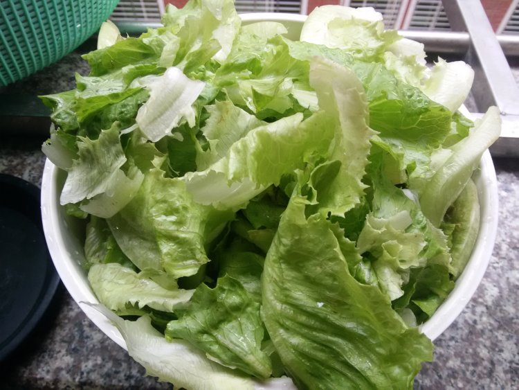 炝拌生菜步骤1