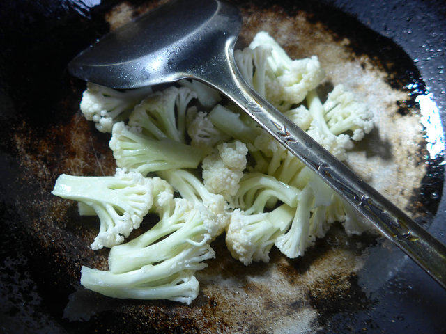 油豆腐炒花菜步骤3