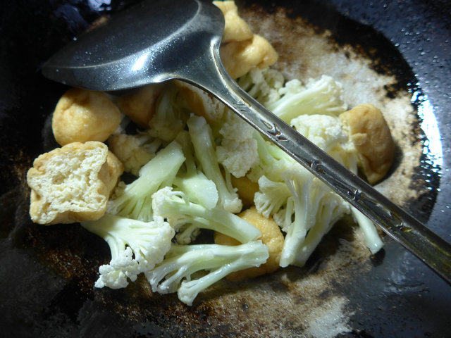 油豆腐炒花菜步骤4