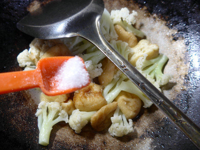 油豆腐炒花菜步骤9
