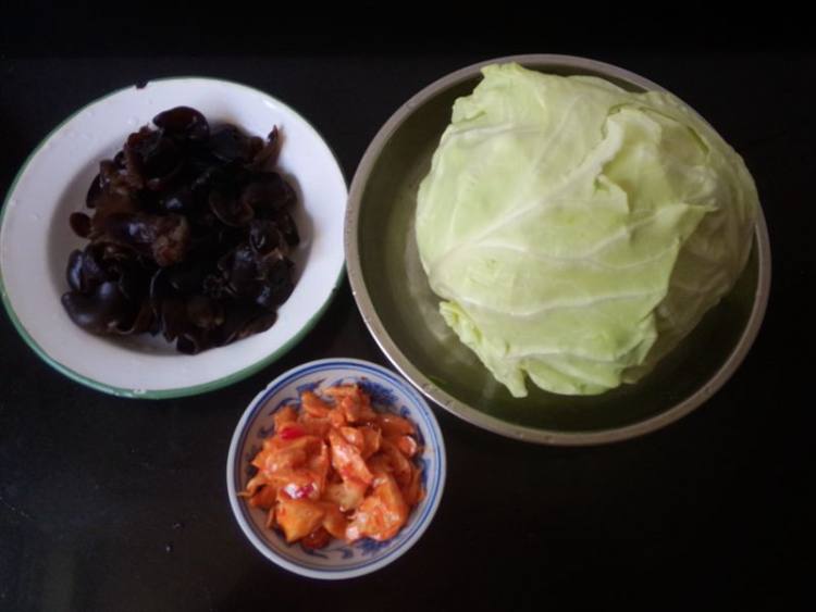 辣味杏鲍菇炒手撕包菜步骤1