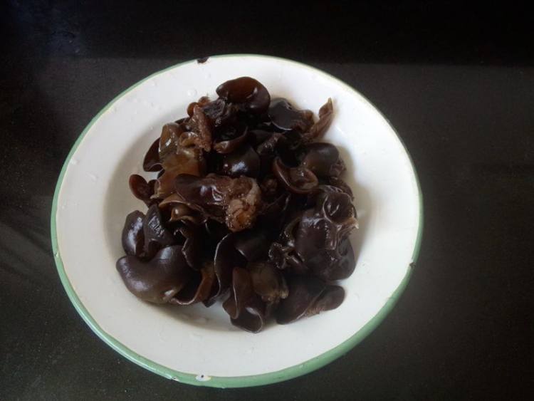 辣味杏鲍菇炒手撕包菜步骤2