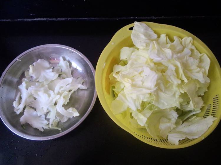 辣味杏鲍菇炒手撕包菜步骤3