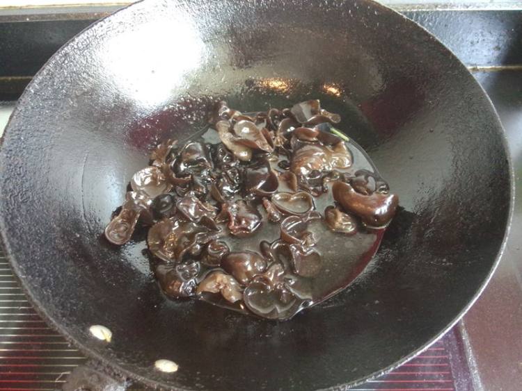 辣味杏鲍菇炒手撕包菜步骤4