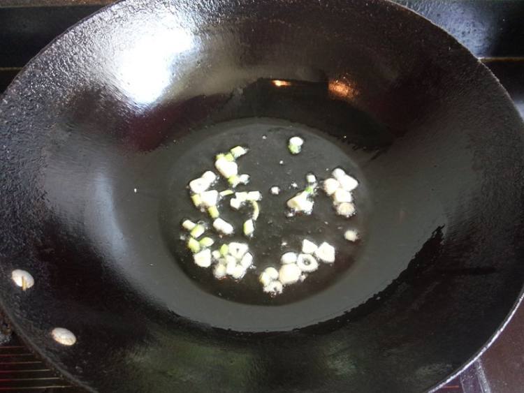 辣味杏鲍菇炒手撕包菜步骤5