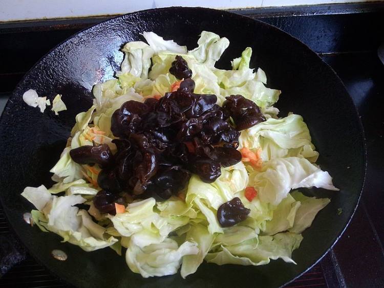 辣味杏鲍菇炒手撕包菜步骤8