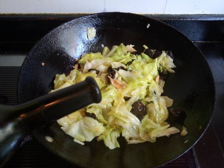 辣味杏鲍菇炒手撕包菜步骤9