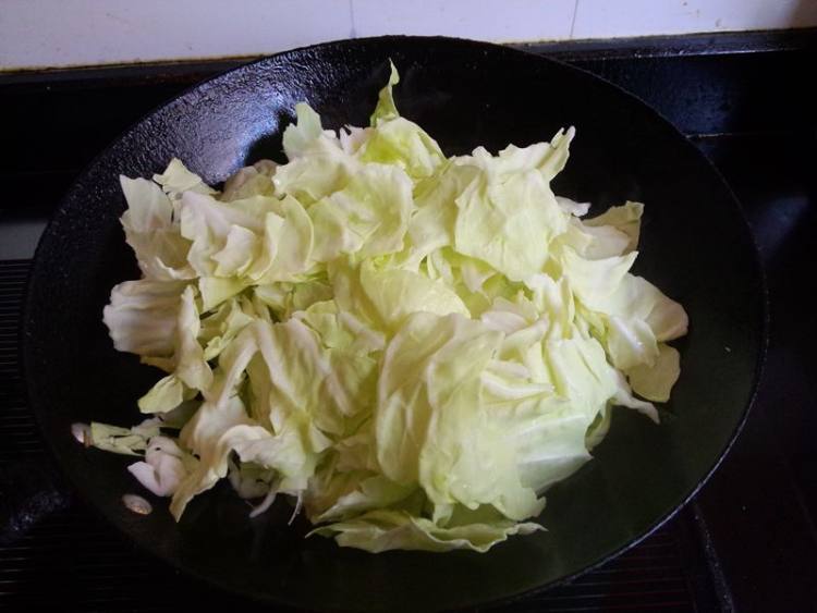 辣味杏鲍菇炒手撕包菜步骤6