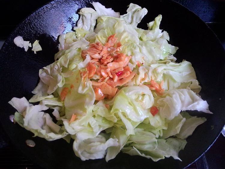 辣味杏鲍菇炒手撕包菜步骤7