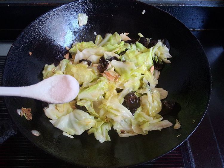 辣味杏鲍菇炒手撕包菜步骤10