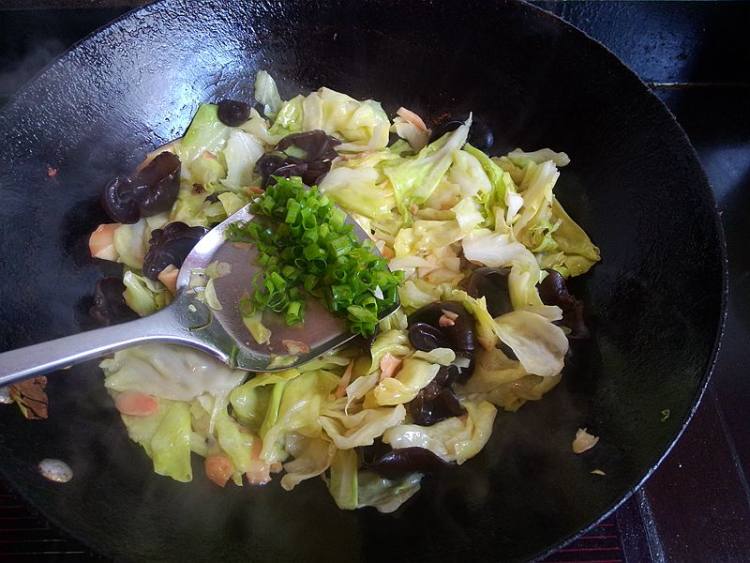 辣味杏鲍菇炒手撕包菜步骤11