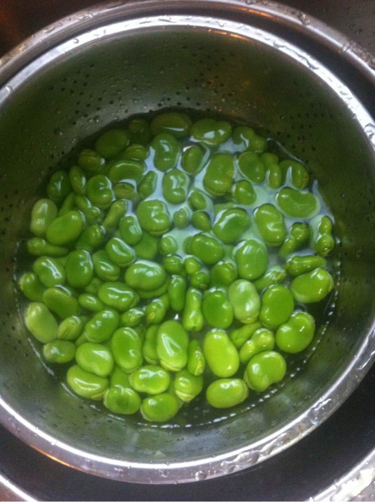葱香蚕豆步骤1