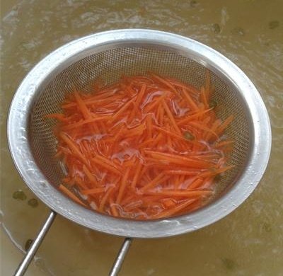 炸酱拌胡萝卜豆芽菜步骤3