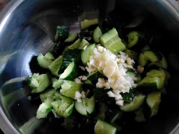 黄瓜拌烤麸步骤4