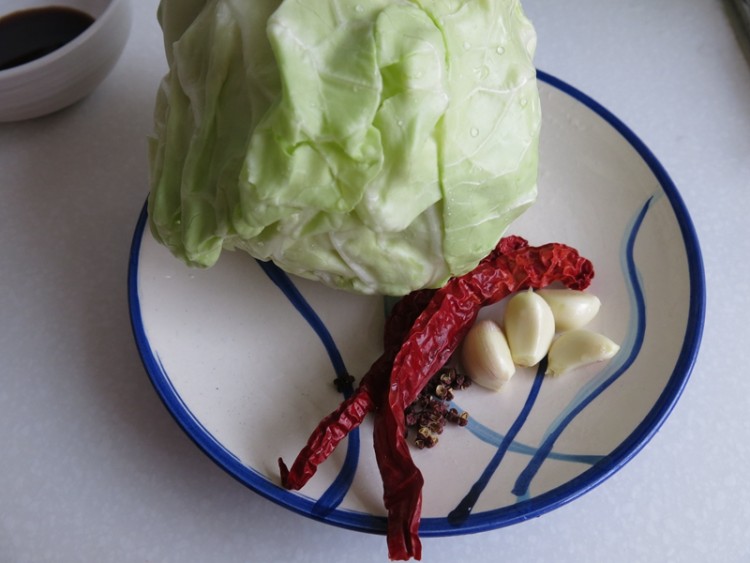 炝炒圆白菜步骤1