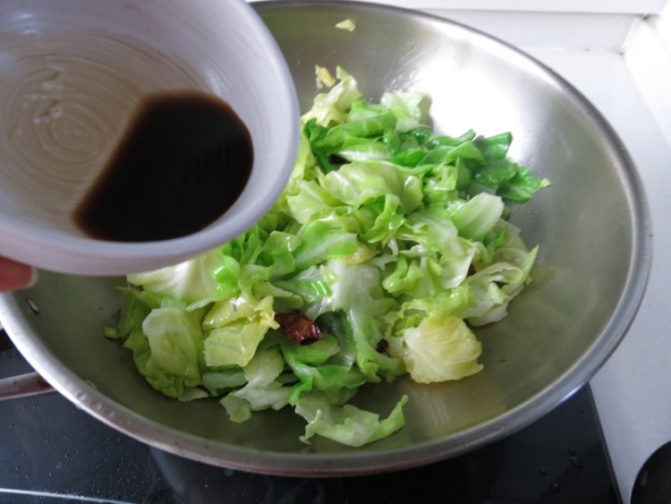 炝炒圆白菜步骤9