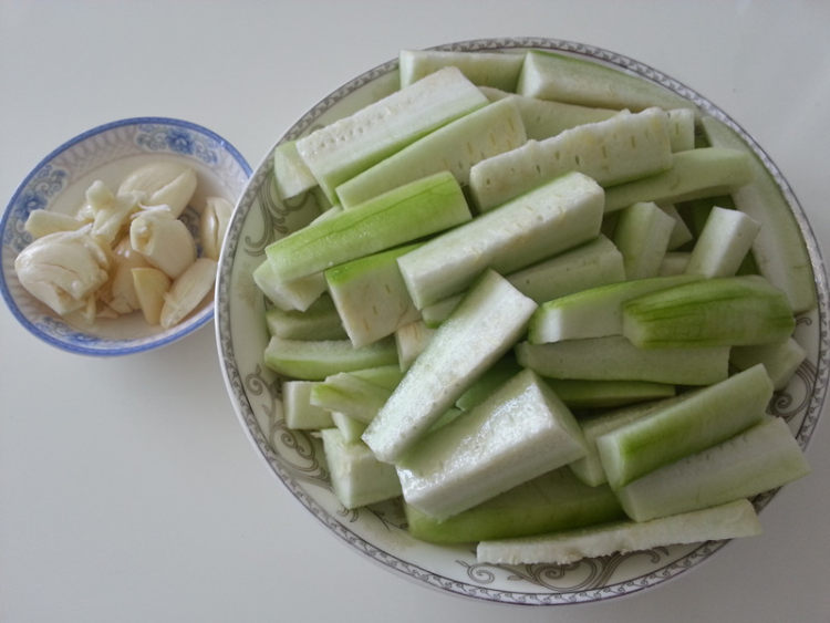 蚝油丝瓜步骤1
