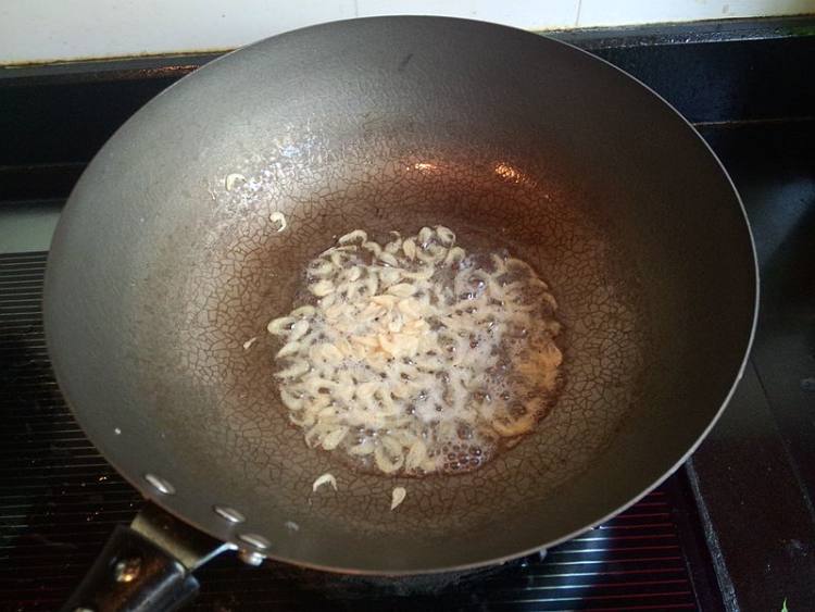 莴笋叶香菇鸡蛋水饺步骤4