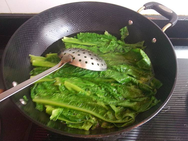 莴笋叶香菇鸡蛋水饺步骤2