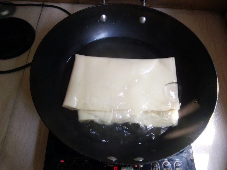 凉拌木耳豆腐丝步骤1