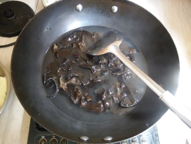 凉拌木耳豆腐丝步骤2
