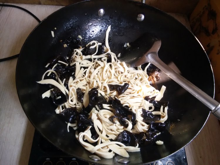 凉拌木耳豆腐丝步骤7