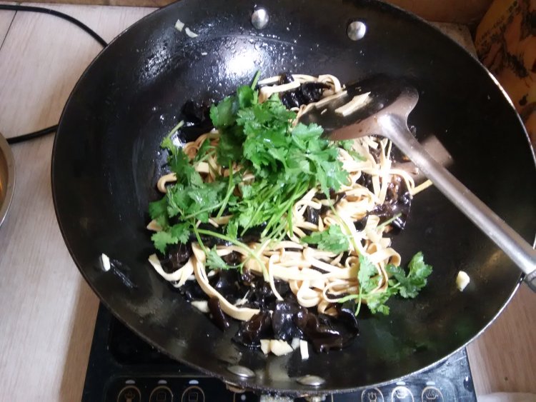 凉拌木耳豆腐丝步骤8