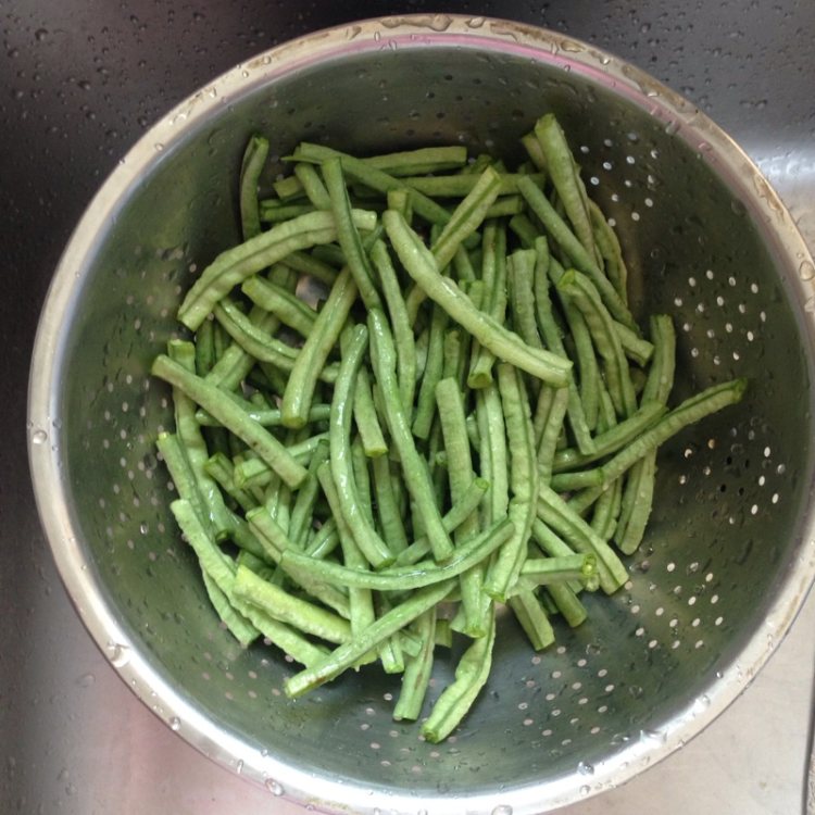 冰镇麻汁豆角步骤1