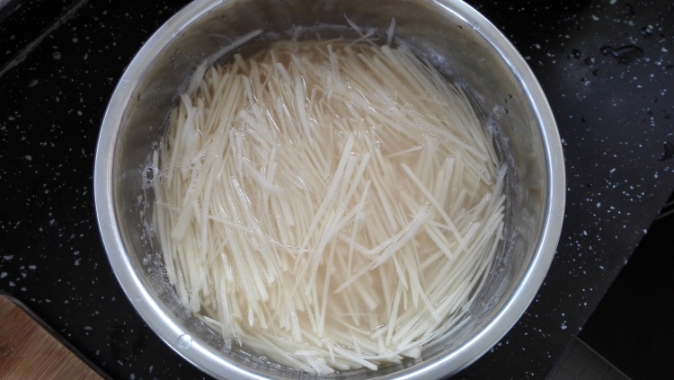 炝拌西芹土豆丝步骤1