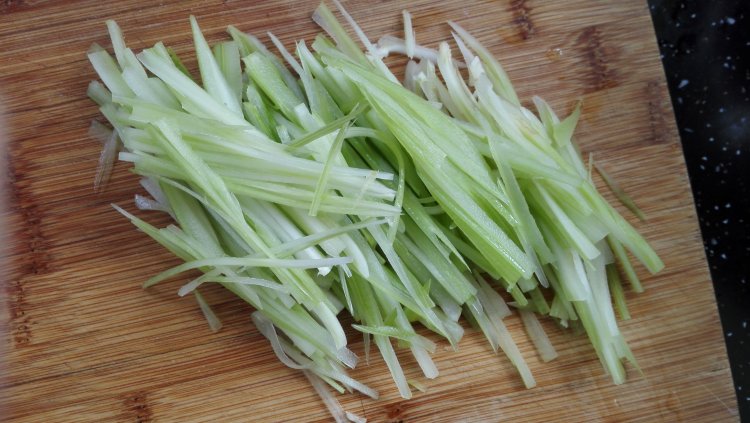 炝拌西芹土豆丝步骤2