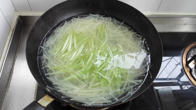 炝拌西芹土豆丝步骤4