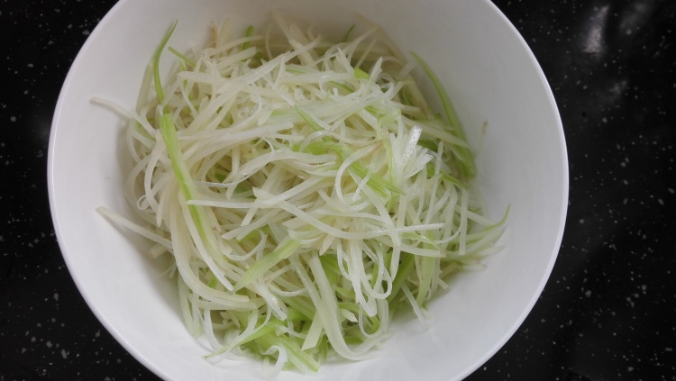 炝拌西芹土豆丝步骤5
