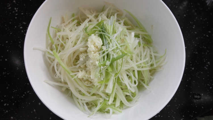 炝拌西芹土豆丝步骤6