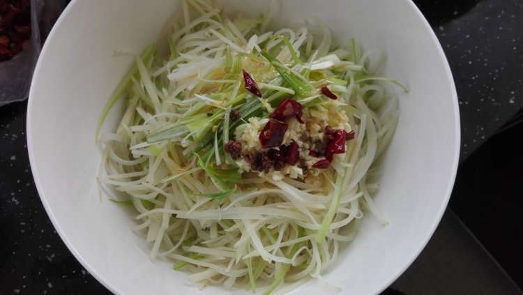 炝拌西芹土豆丝步骤8