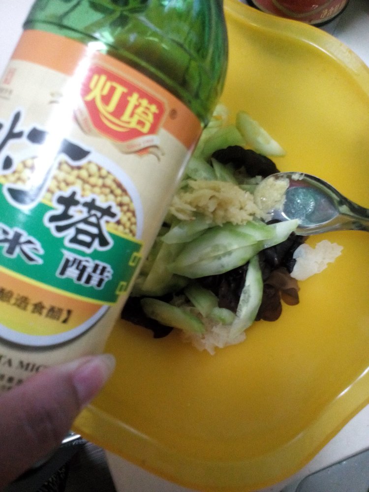 双耳拌黄瓜步骤5