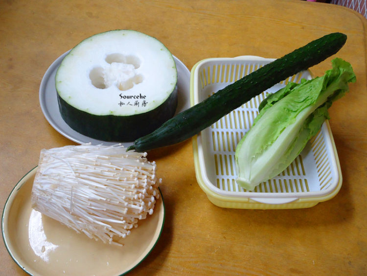 金针菇拌杂蔬步骤1