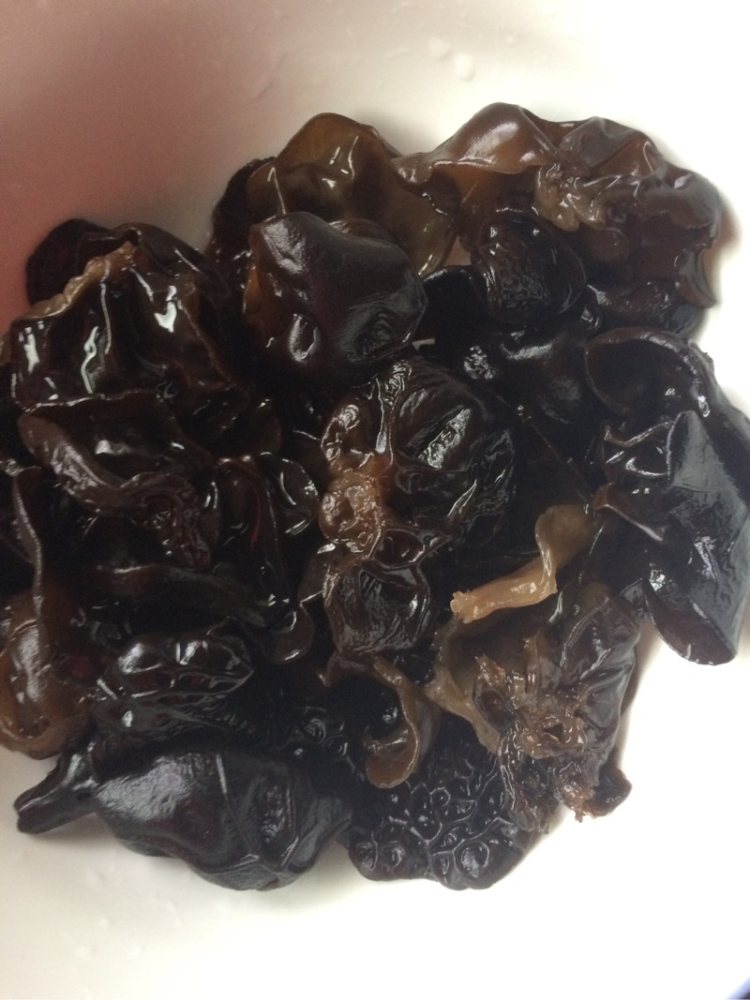 凉拌黑木耳步骤2