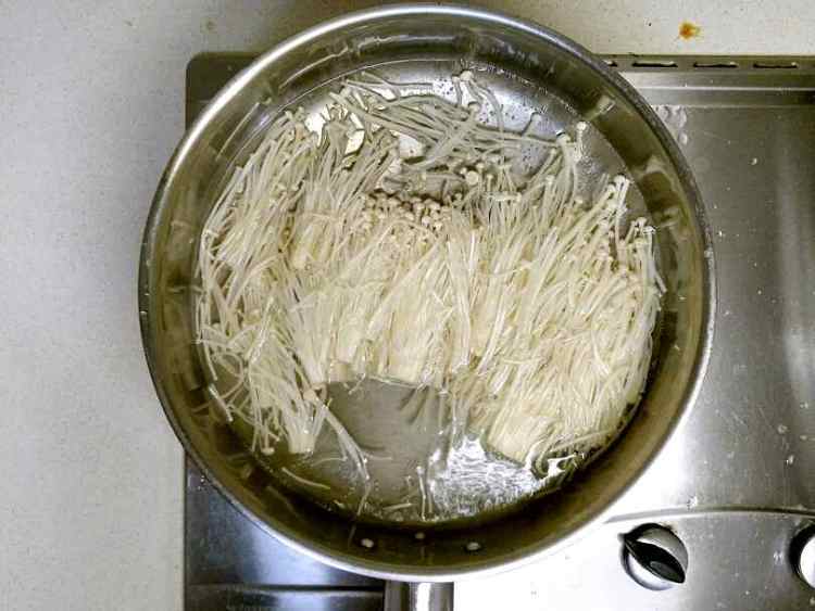 红油拌黄瓜金针菇步骤2