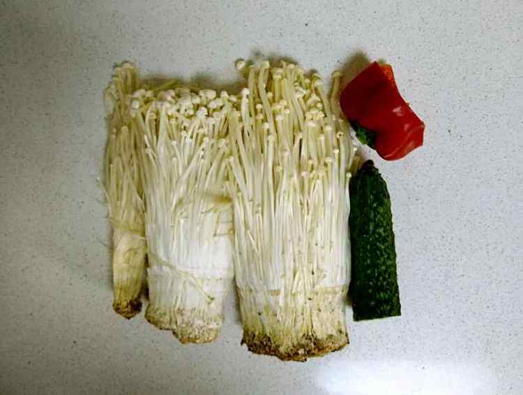 红油拌黄瓜金针菇步骤1