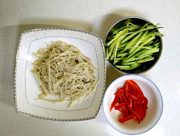 红油拌黄瓜金针菇步骤3