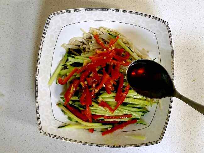 红油拌黄瓜金针菇步骤9